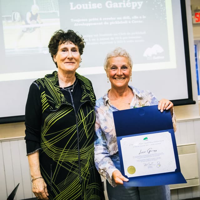 Une bénévole du Club reçoit un Prix pour son engagement